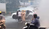 Cảnh sát giao thông giúp người dân dập tắt đám cháy xe ô tô