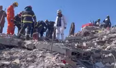 Lực lượng cứu nạn, cứu hộ Công an Việt Nam đang tích cực dùng thiết bị tìm kiếm sự sống ở khu chung cư có hơn 100 người mắc kẹt dưới đống đổ nát