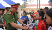 Công an huyện Gia Lâm 'tiếp sức' tới trường cho học sinh vùng biên cương 