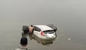 Trục vớt ô tô 4 chỗ lao xuống hồ Tây