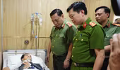 Giám đốc Công an Hà Nội động viên tinh thần cán bộ bị thương trong khi làm nhiệm vụ