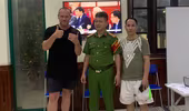 Du khách nước ngoài cảm ơn Công an phường Yên Phụ tìm lại tài sản