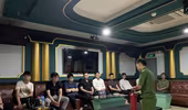 Các nhân viên cơ sở karaoke 5 sao tham gia tình huống xử lý khẩn nguy