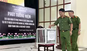 Công an quận Tây Hồ sẻ chia nỗi đau, hỗ trợ người bị nạn vượt qua khó khăn