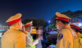  Cảnh sát giao thông xuyên đêm làm nhiệm vụ đảm bảo an toàn dịp Tết Dương lịch 2024