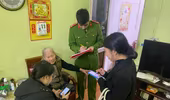 Công an quận Tây Hồ đến tận nhà người dân tuyên truyền đăng ký tài khoản chi trả an sinh xã hội không dùng tiền mặt