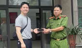 Công an phường Quảng An trao trả tài sản cho người nước ngoài