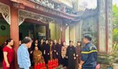 Tặng bình cứu hỏa cho cơ sở thờ tự tại phường Ngọc Lâm
