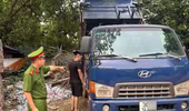 Bắt quả tang lái xe đổ trộm phế thải ra môi trường