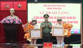 Trao tặng Huân chương Bảo vệ Tổ quốc hạng Ba cho các đồng chí nguyên lãnh đạo Phòng Tham mưu Công an Hà Nội