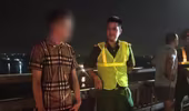Kịp thời ngăn thanh niên có ý định tiêu cực trên cầu Nhật Tân