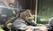 Kịp thời giải cứu người đàn ông 78 tuổi bị mắc kẹt trong vụ cháy nhà ở quận Thanh Xuân