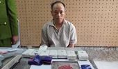 Bắt đối tượng vận chuyển 2 bánh heroin và 18.000 viên ma túy tổng hợp