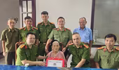 Công an xã Thiên Lộc thăm, tặng quà Mẹ Việt Nam anh hùng Nguyễn Thị Én