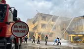 Giảng viên, cán bộ trường đại học tham gia diễn tập phương án chữa cháy và cứu nạn cứu hộ