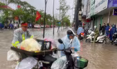 Hình ảnh Công an Hà Nội nỗ lực phục vụ nhân dân trong buổi sáng 26-8, khi trận mưa lớn gây ngập nhiều tuyến phố 