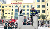 Thử làm “lính cứu hỏa nhí” trải nghiệm phương tiện ở Đội chữa cháy và CNCH khu vực số 14