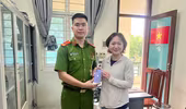 Công an xã Quang Minh trao trả tài sản cho du khách nước ngoài