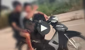 Công an xác định thanh, thiếu niên dùng chân điều khiển xe mô tô gây nguy hiểm an toàn giao thông