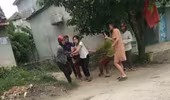 Nghi mâu thuẫn chuyện tiền bạc, người phụ nữ bị đánh hội đồng