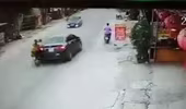 Đâm mạnh vào đuôi xe dừng đột ngột, hai cô gái ngã xuống đường bị xe khác cán