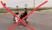 Điều khiển xe máy bằng chân, nam sinh bị công an triệu tập
