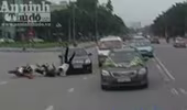 Xe máy đâm ô tô như phim hành động