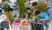 Phát hiện cửa hàng bày bán trái phép vũ khí, công cụ hỗ trợ