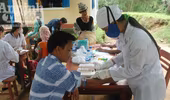 Khám sàng lọc cho người dân vùng xuất hiện bệnh lạ