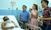 Quán quân "Gương mặt thân quen" mang âm nhạc đến bệnh viện