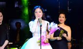 Hương Tràm òa khóc nhận giải Nghệ sĩ mới của năm