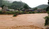 Một thầy giáo bị lũ cuốn trôi trên đường đi dạy về