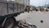 Va vào đuôi xe buýt, một thanh niên bị xe tải cán chết tại chỗ