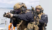 Đặc nhiệm Anh huấn luyện đổ bộ lên giàn khoan dầu khí
