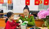 Công an phường Ba Đình cấp căn cước cho học sinh