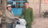 Công an phường Bồ Đề trao trả xe máy cho người dân để quên trên phố Ngô Gia Khảm