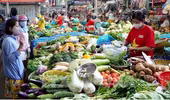 Giá thực phẩm cao do mưa lũ kéo CPI tháng 10 tăng nhẹ 0,2%