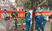 Sắc phục xanh tham gia làm sạch đường làng, ngõ xóm