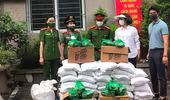 200 phần quà đến với sinh viên, người lao động tỉnh ngoài ‘mắc kẹt’ vì Covid