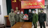 Công an quận Hà Đông chúc Tết lực lượng Bảo vệ dân phố và tặng quà công dân khiếu kiện