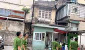 Hà Nội: Giải cứu cô gái trẻ vắt vẻo trên tầng cao trong trạng thái bất thường