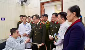 Giám đốc Công an thành phố Hà Nội thăm, động viên cán bộ bị thương trong khi làm nhiệm vụ