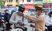 Phi xe máy lên hè đường để ‘tránh nắng, trốn tắc’, hàng loạt tài xế bị xử phạt