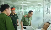 Giám đốc CATP Hà Nội thăm hỏi, động viên chiến sỹ Cảnh sát cơ động bị thương trong khi làm nhiệm vụ
