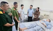 Thăm hỏi, trao Giấy khen của Giám đốc Công an thành phố Hà Nội tặng người lính phòng cháy dũng cảm