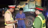 Cảnh sát giao thông tăng cường kiểm tra, xử lý xe chở quá tải trong đêm