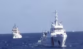 Tàu Trung Quốc tạo hình vòng cung chặn tàu Việt Nam