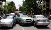 Dừng đèn đỏ, 4 ô tô húc nhau liên hoàn
