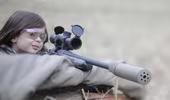 Chấn động vì chùm ảnh “Cô bé 5 tuổi và khẩu súng bắn tỉa”