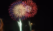 Rộn ràng niềm vui trong ánh sáng rực rỡ của pháo hoa đêm giao thừa